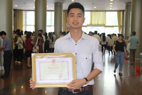 Nguyễn Quang Anh học sinh trường THPT chuyên Nguyễn Huệ hai lần đoạt giải quốc gia